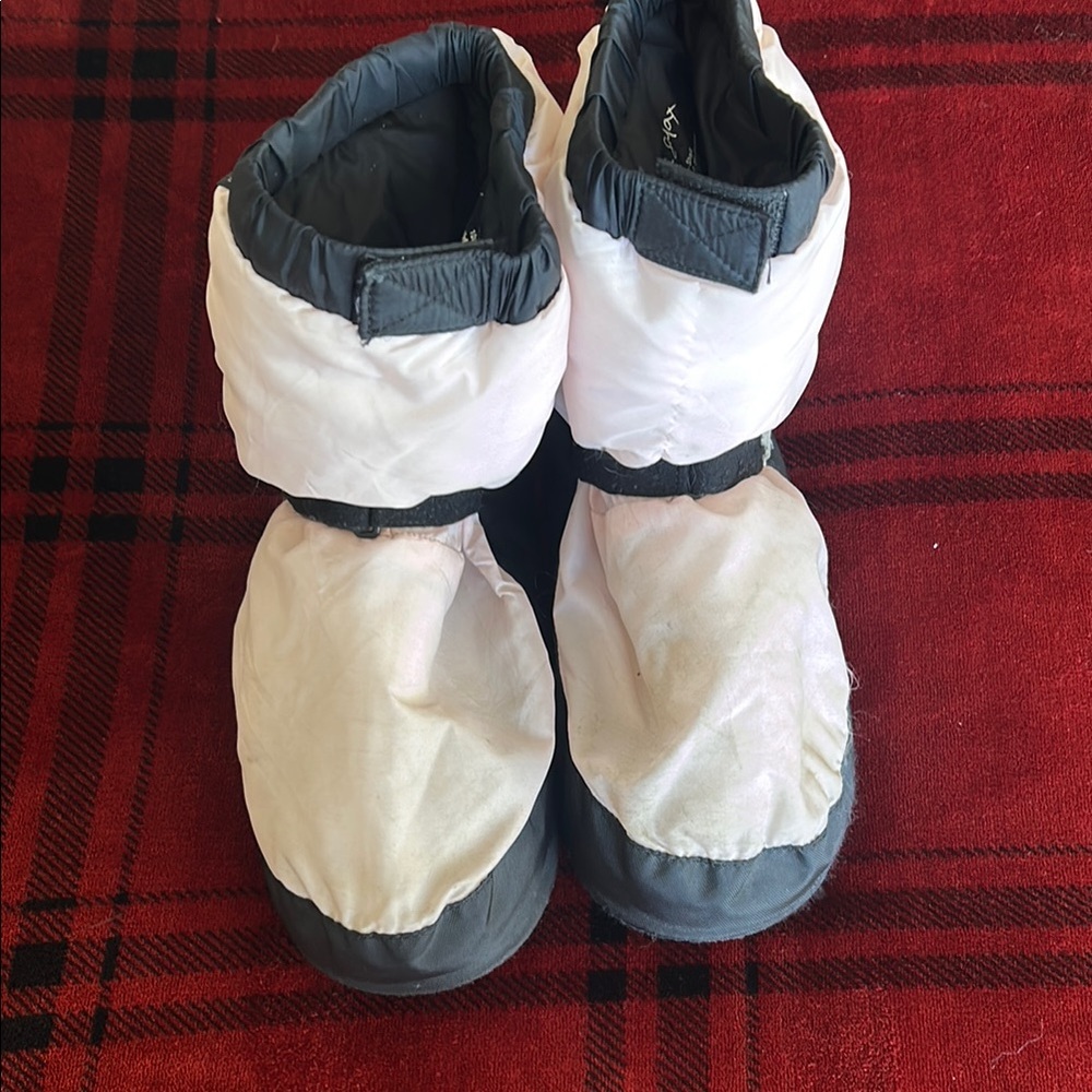 Black and Pink Winter Rain Boots with Slip-On Design and Rounded Toe